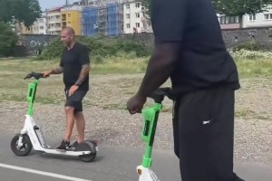 奥尼尔骑滑板车到野球场 不得不说这车质量真好😂