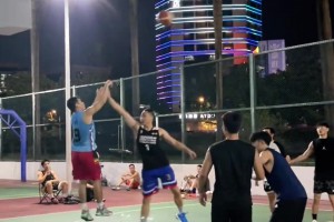 一个球不运，生生投爆对面，野球场这种人很吃香啊